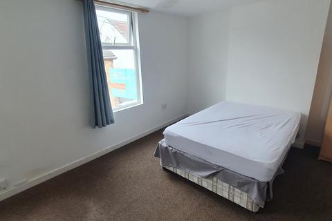 5 bedroom terraced house to rent, 17 Moira Street