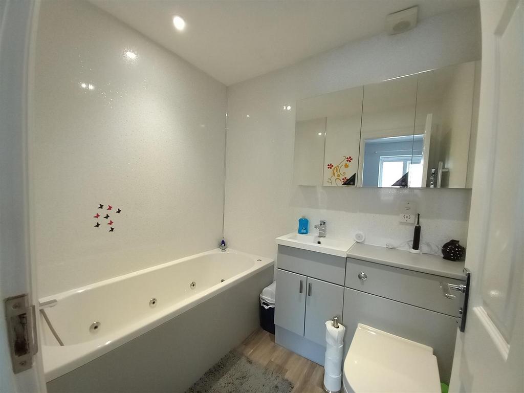 2 Maine Close Bathroom.jpg