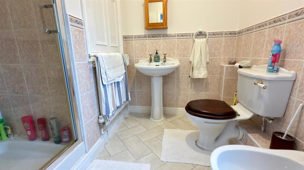 4 piece shower room en suite