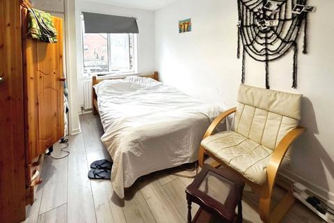 4 bedroom terraced house to rent, Milton Road, Hampshire SO15
