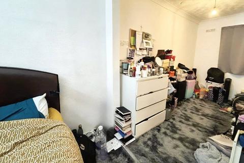 4 bedroom terraced house to rent, Milton Road, Hampshire SO15