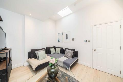 2 bedroom flat for sale, Latchmere Road, London SW11