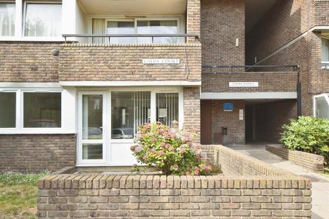 Augustus Close, Brentford Dock