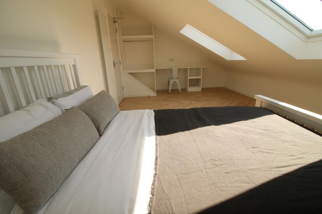 Bright attic double bedroom with a comfortable ...