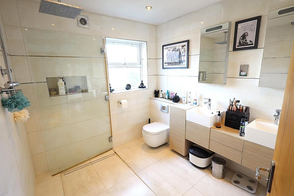 Master En-Suite