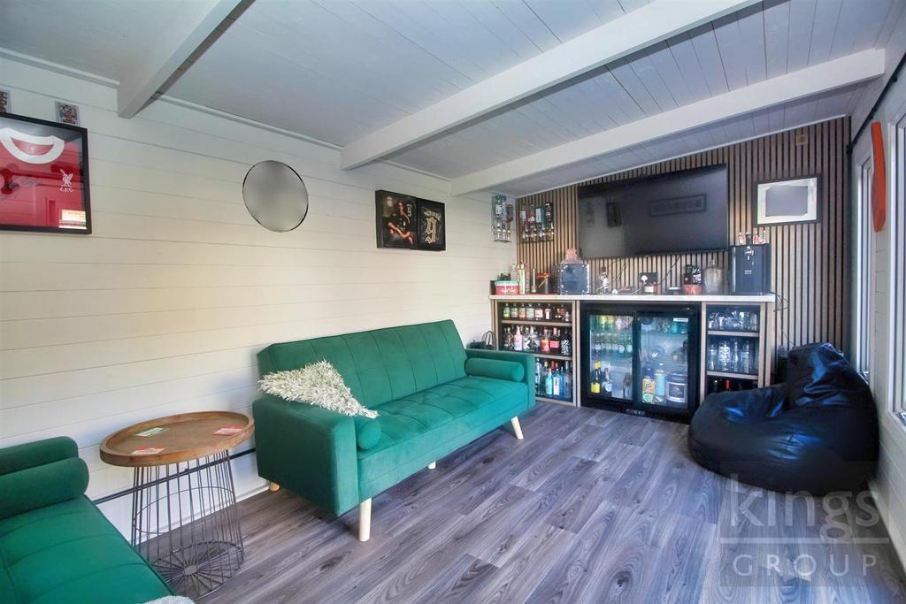Outbuilding / Bar