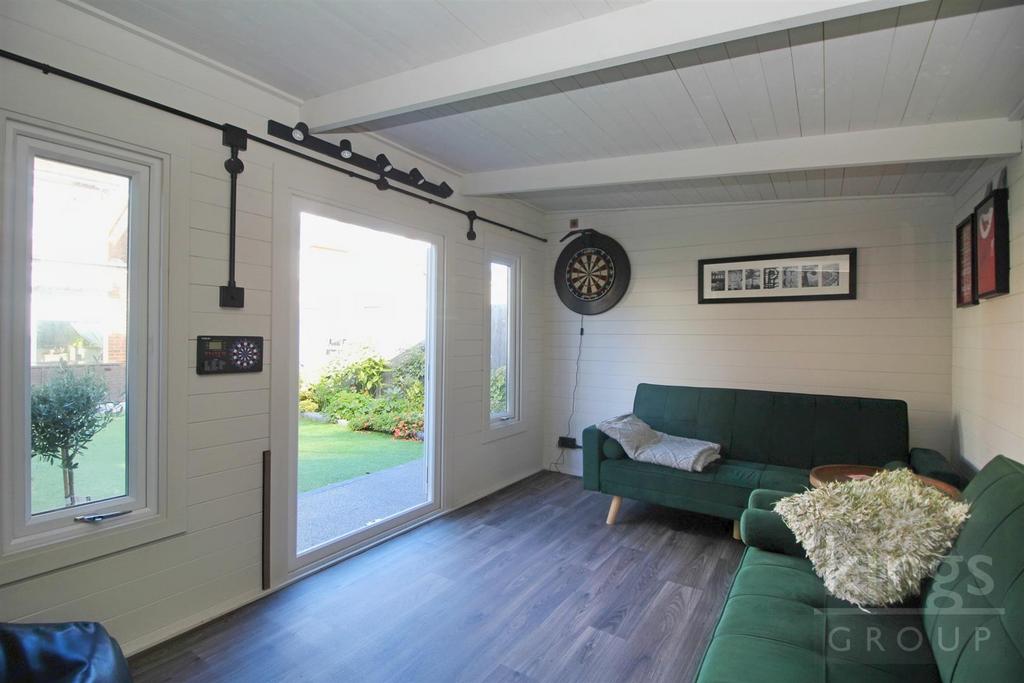 Outbuilding / Bar