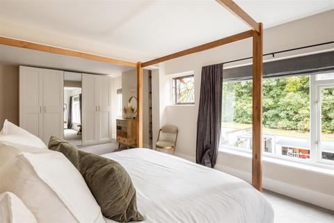 68 Holmesdale Road, Reigate, RH2 0BX