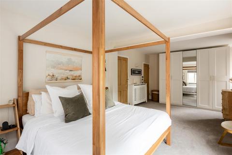 68 Holmesdale Road, Reigate, RH2 0BX