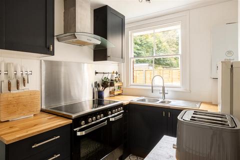 68 Holmesdale Road, Reigate, RH2 0BX
