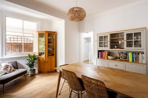 68 Holmesdale Road, Reigate, RH2 0BX