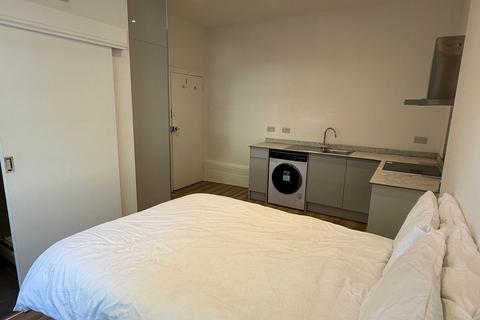 Studio to rent, Regent Square, London, WC1H