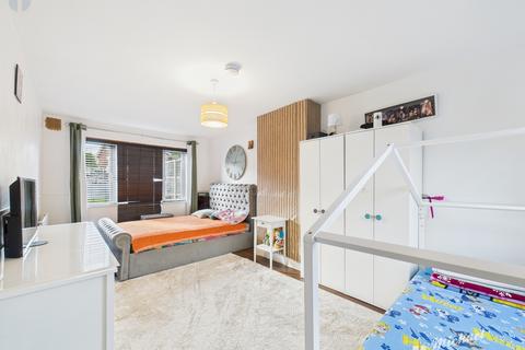 3 bedroom semi-detached house for sale, Ayrshire Close, Aylesbury, Buckinghamshire