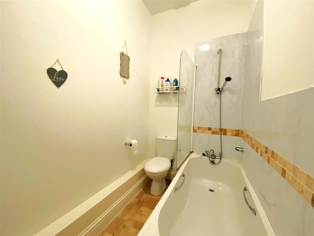 1 St Margarets Ct - Bathroom.jpg