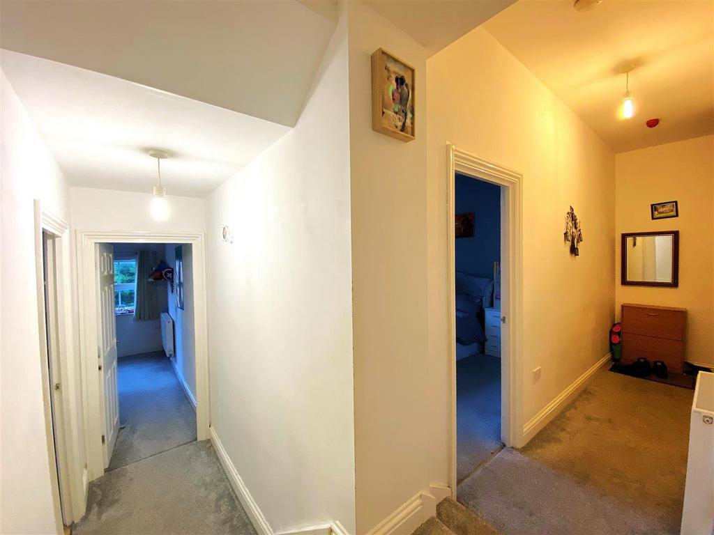 1 St Margarets Ct - Hall.jpg