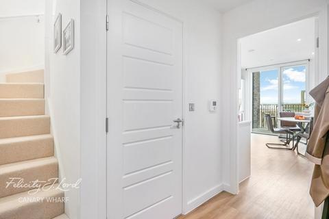 Cavendish Square, London E16