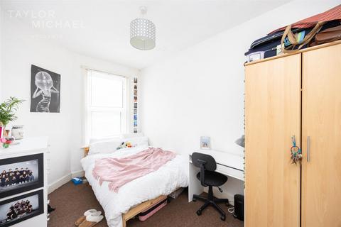 4 bedroom terraced house to rent, Ewhurst Road, Brighton