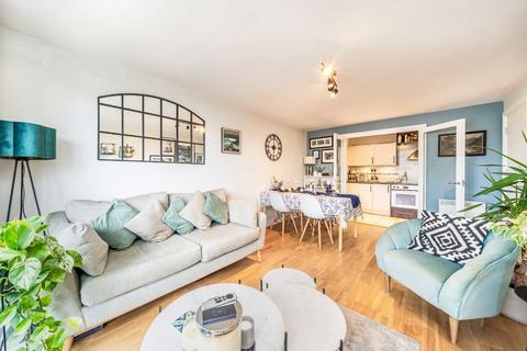 2 bedroom flat for sale, Smugglers Way, London SW18