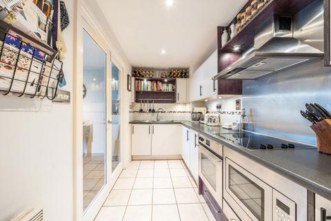 2 bedroom flat for sale, Smugglers Way, London SW18