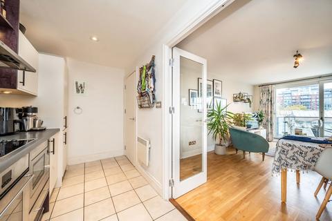 2 bedroom flat for sale, Smugglers Way, London SW18