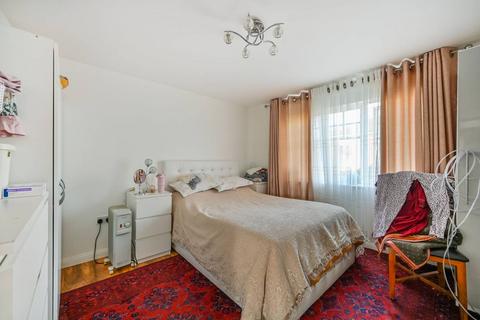 2 bedroom flat for sale, Avondale Gardens, Hounslow, TW4