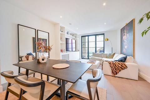 Gunnersbury Avenue, Ealing, London, W5