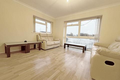 2 bedroom flat to rent, St Christophers Close, Isleworth, TW7