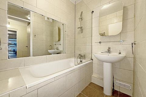 2 bedroom flat to rent, St Christophers Close, Isleworth, TW7