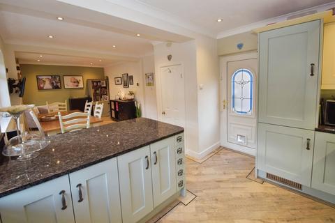 4 bedroom semi-detached house for sale, Oakfield Avenue, Bingley BD16