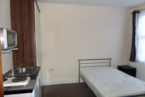 1 bedroom in a house share to rent, Bright & Beautiful Studio - Bellclose Road UB7