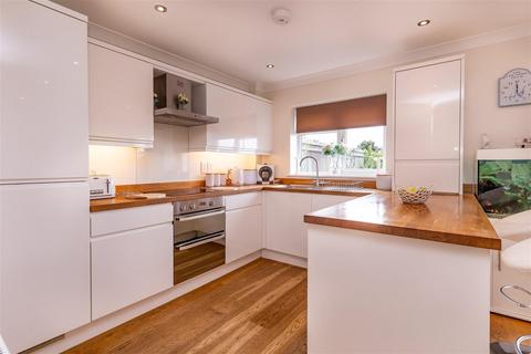 3 bedroom semi-detached house for sale, Upland Road, Thornwood