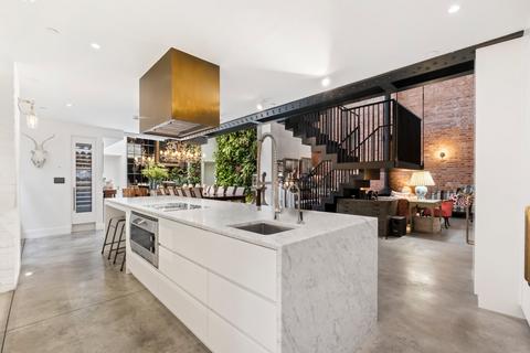 undefined, Leo Yard, London