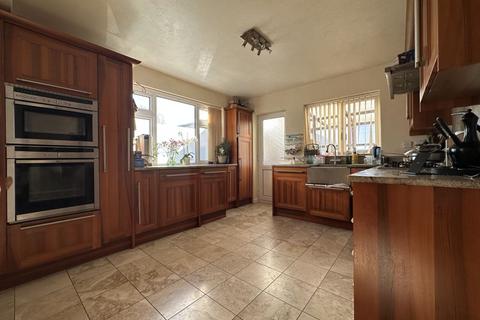 3 bedroom semi-detached bungalow for sale, Pennine Avenue, Luton