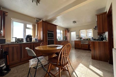 3 bedroom semi-detached bungalow for sale, Pennine Avenue, Luton