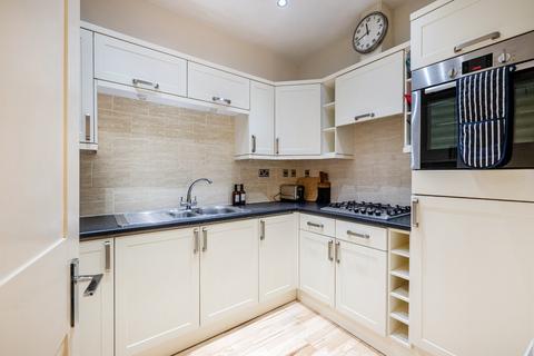 3 bedroom apartment to rent, Clanricarde Gardens