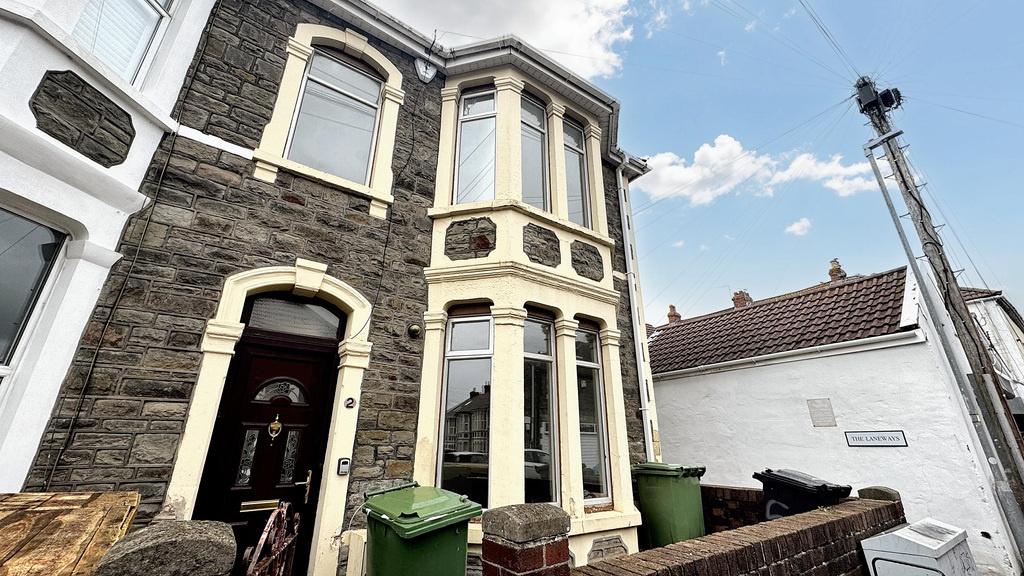 Attractive terraced bay-fronted house with deco...