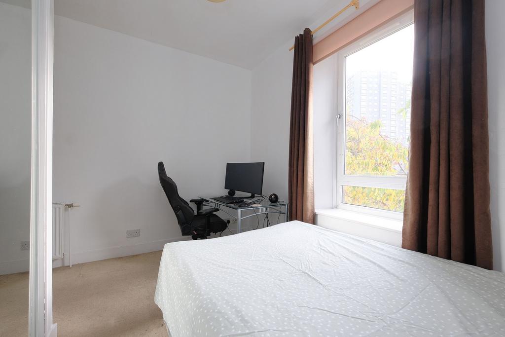 Bedroom alternative view