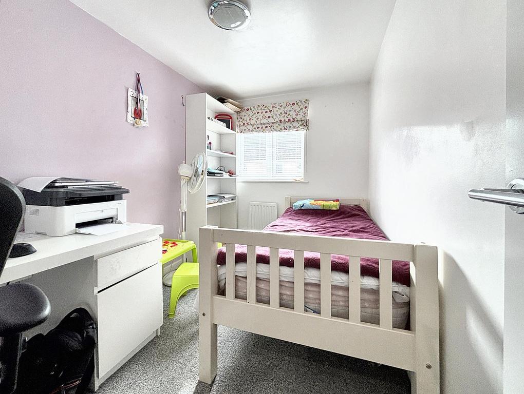 Bright, tidy single bedroom with a comfortable ...