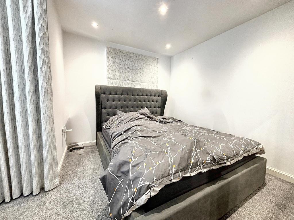 Bright, recently updated double bedroom with a ...