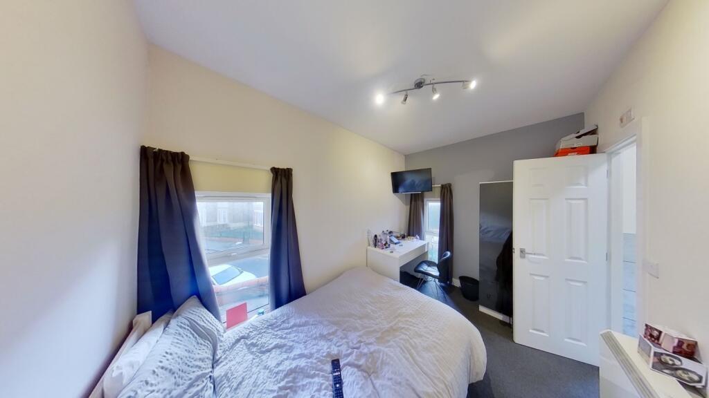 Bright, well-kept double bedroom with a comfort...