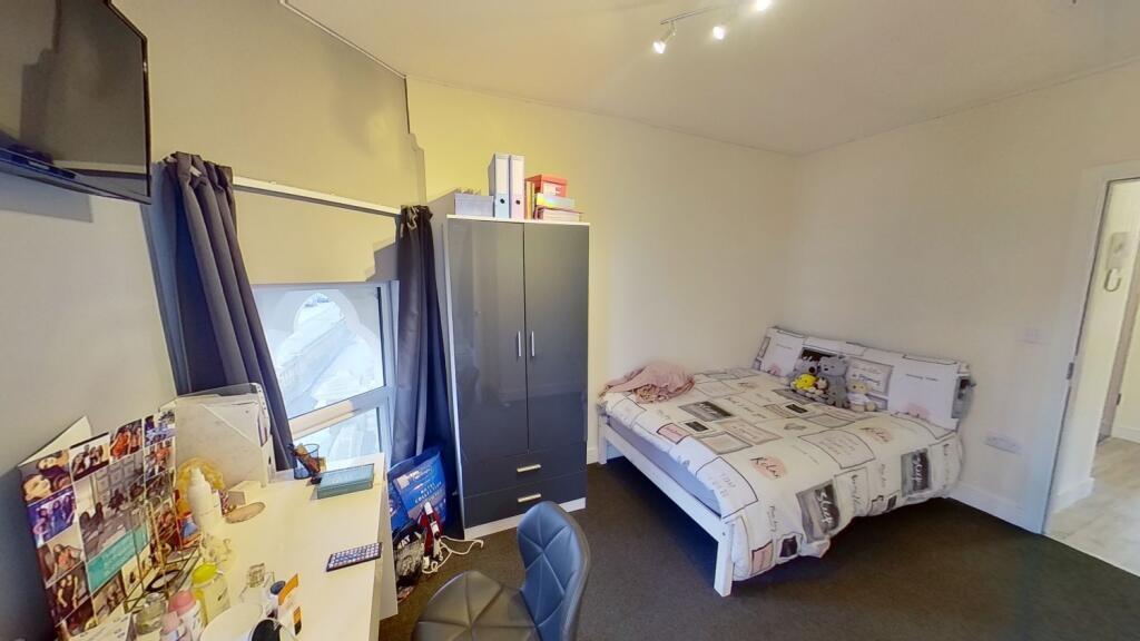 Bright, tidy double bedroom with a comfortable ...