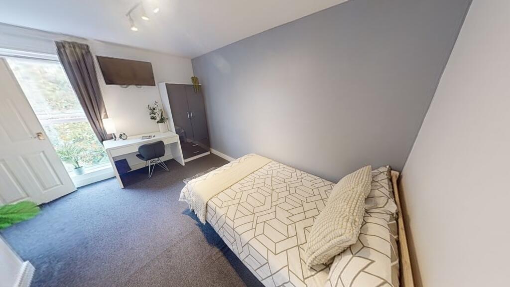 Bright, neatly presented double bedroom with a ...
