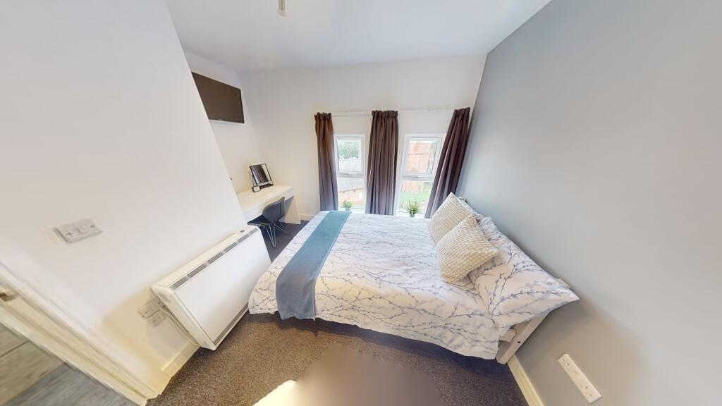 Bright, neatly presented double bedroom with a ...