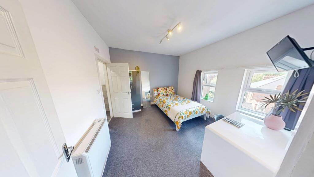 Bright, well-kept double bedroom with a windowe...