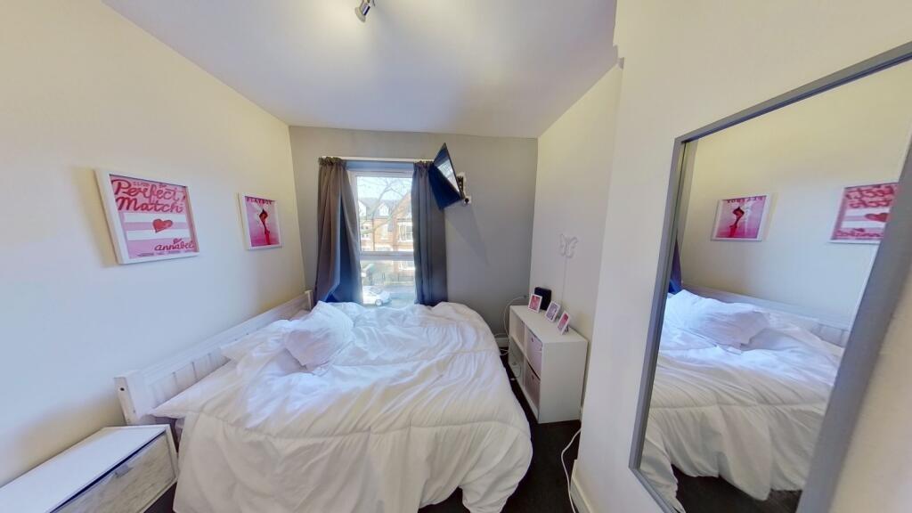 Bright double bedroom with vaulted ceiling, ful...
