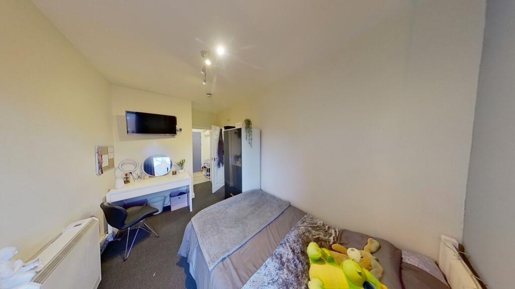 Bright, neatly presented single bedroom with a ...
