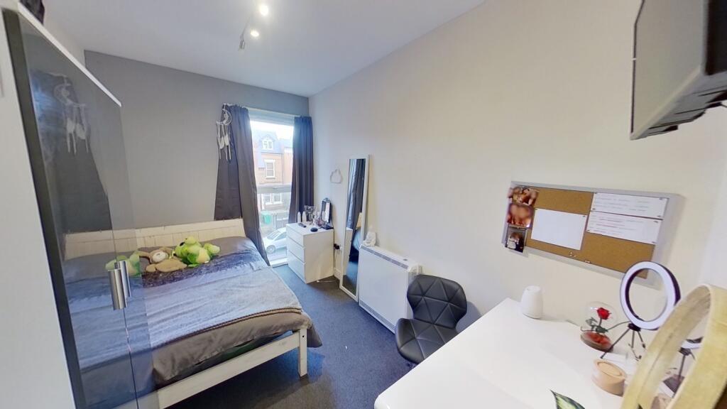 Bright, tidy double bedroom with a comfortable ...