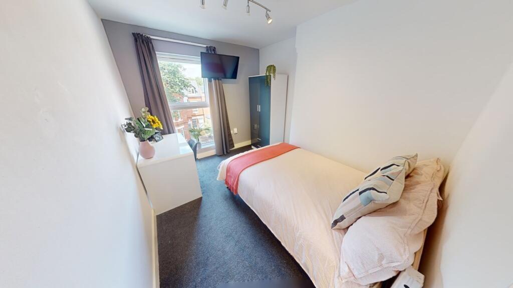 Neat, well-presented single bedroom with a made...