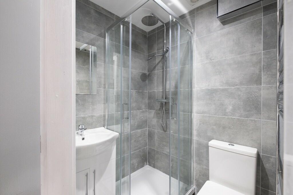 A modern and clean bathroom featuring a spaciou...