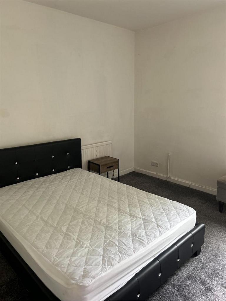 A tidy and simply furnished double bedroom feat...